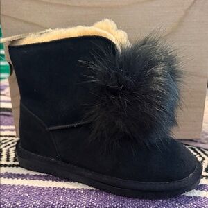⭐️$25⭐️Bearpaw navy Boots Fur PomPom size 5 or equivalent to big girls size 3.5